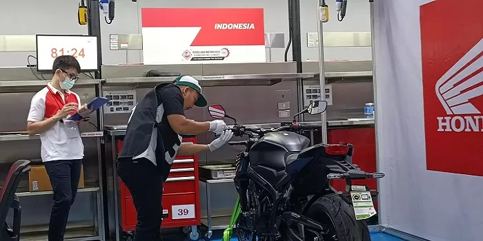 Teknisi sepeda motor Honda saat adu skill tingkat nasional beberapa waktu lalu.