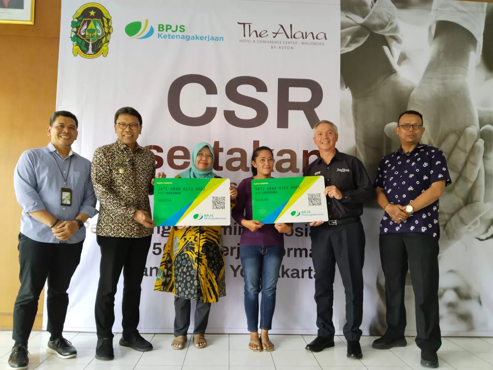 Teguh Wiyono (paling kiri) bersama Singgih Raharjo (dua dari kiri) dan Joezar Rinaldi (dua dari kanan) secara simbolis memberikan kartu peserta BP Jamsostek/BPJS Ketenagakerjaan (istimewa)