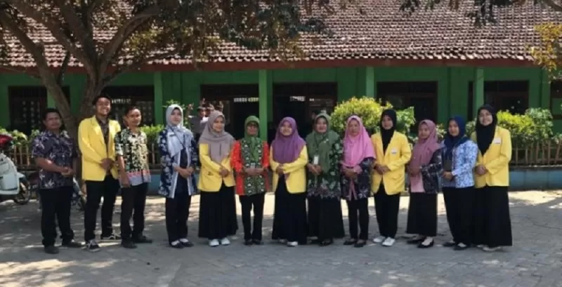 Tim mahasiswa berpose bersama sejumlah guru setempat.
