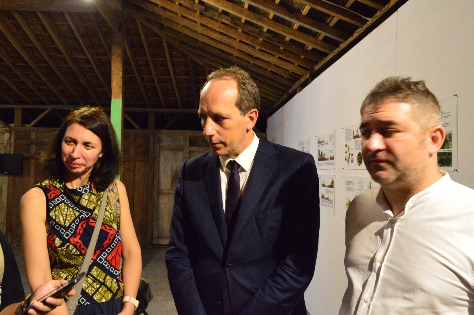 Kurator Biennale Jogja Natasa Petresin Bachelez (kiri), Dubes Prancis Fabian Penone (Tengah) dan Seniman Ibro Hasanovic (kanan)