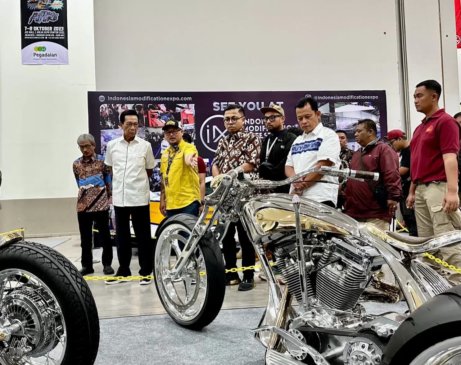 Sultan menyaksikan karya kustom di Kustomfest (Harminanto)