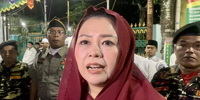  Yenny Wahid saat memberikan pernyataan pada media. (Harminanto)