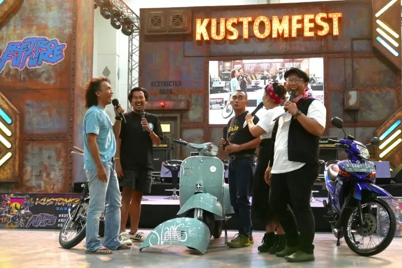 Kaka Slank (kiri) saat talkshow di Kustomfest. (Istimewa)