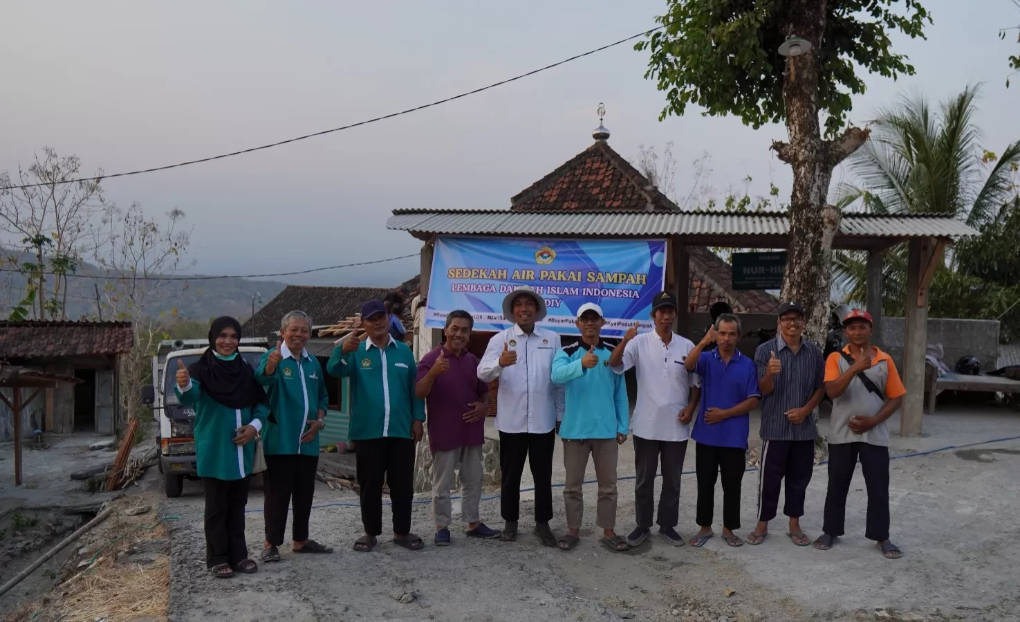 Penyerahan Sedekah Air Pakai Sampah oleh ketua DPW LDII DIY, Ir. Atus Syahbudin, S.Hut., M.Agr., Ph.D., IPU. (kelima dari kiri) didampingi Ketua DPD LDII Gunungkidul H. Wahono Budi Rustanto, S.Pd. (ke (LDII DIY)