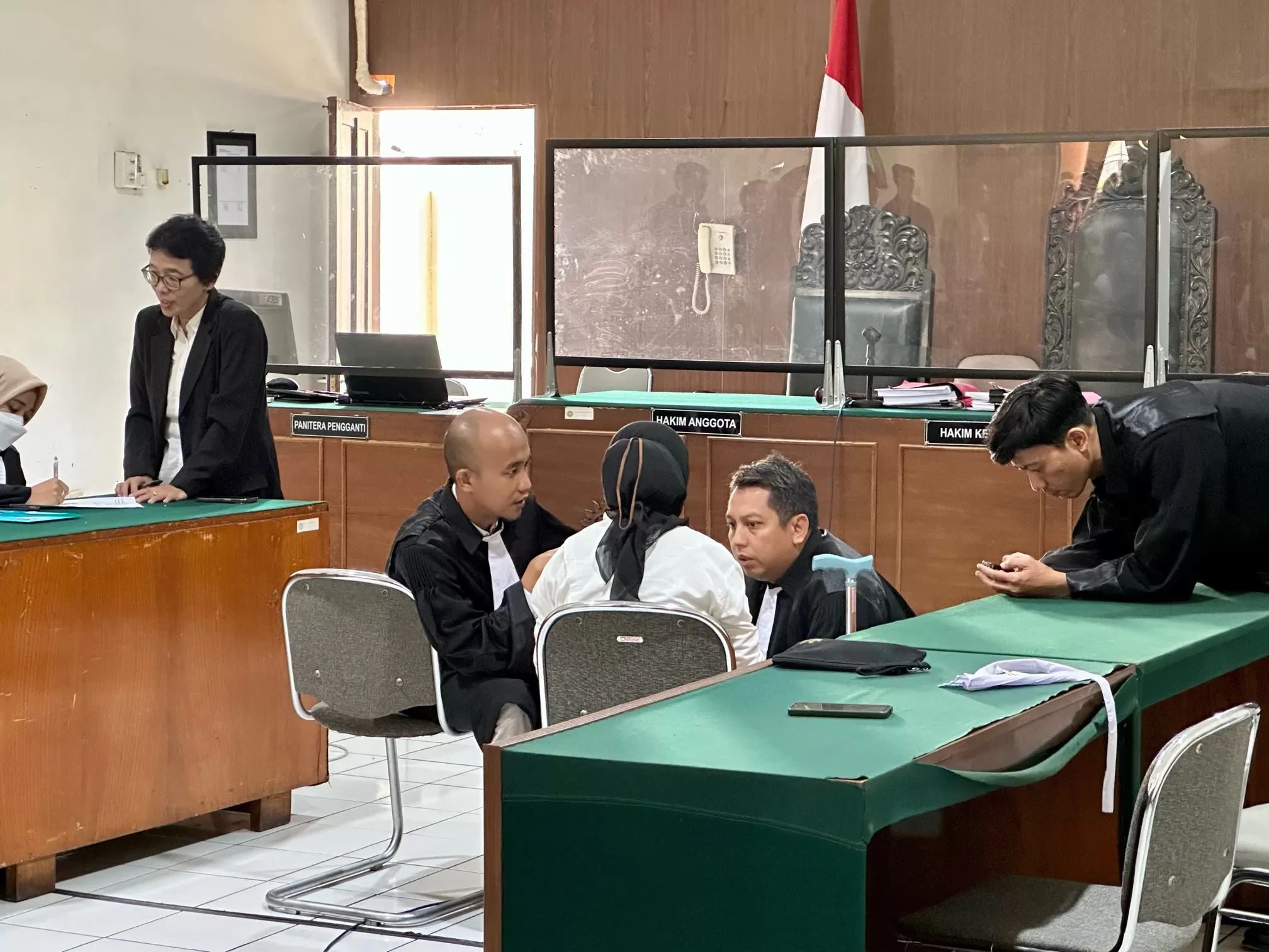 Terdakwa bersama kuasa hukum setelah sidang putusan  ((Foto: Harminanto))
