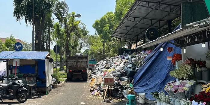  Tumpukan sampah di antara angkringan dan toko bunga di Kotabaru. (Harminanto)