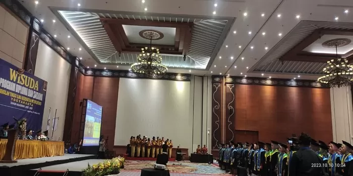 Prosesi wisuda mahasiswa Stikes Notokusumo Yogyakarta, Selasa (10/10). 
