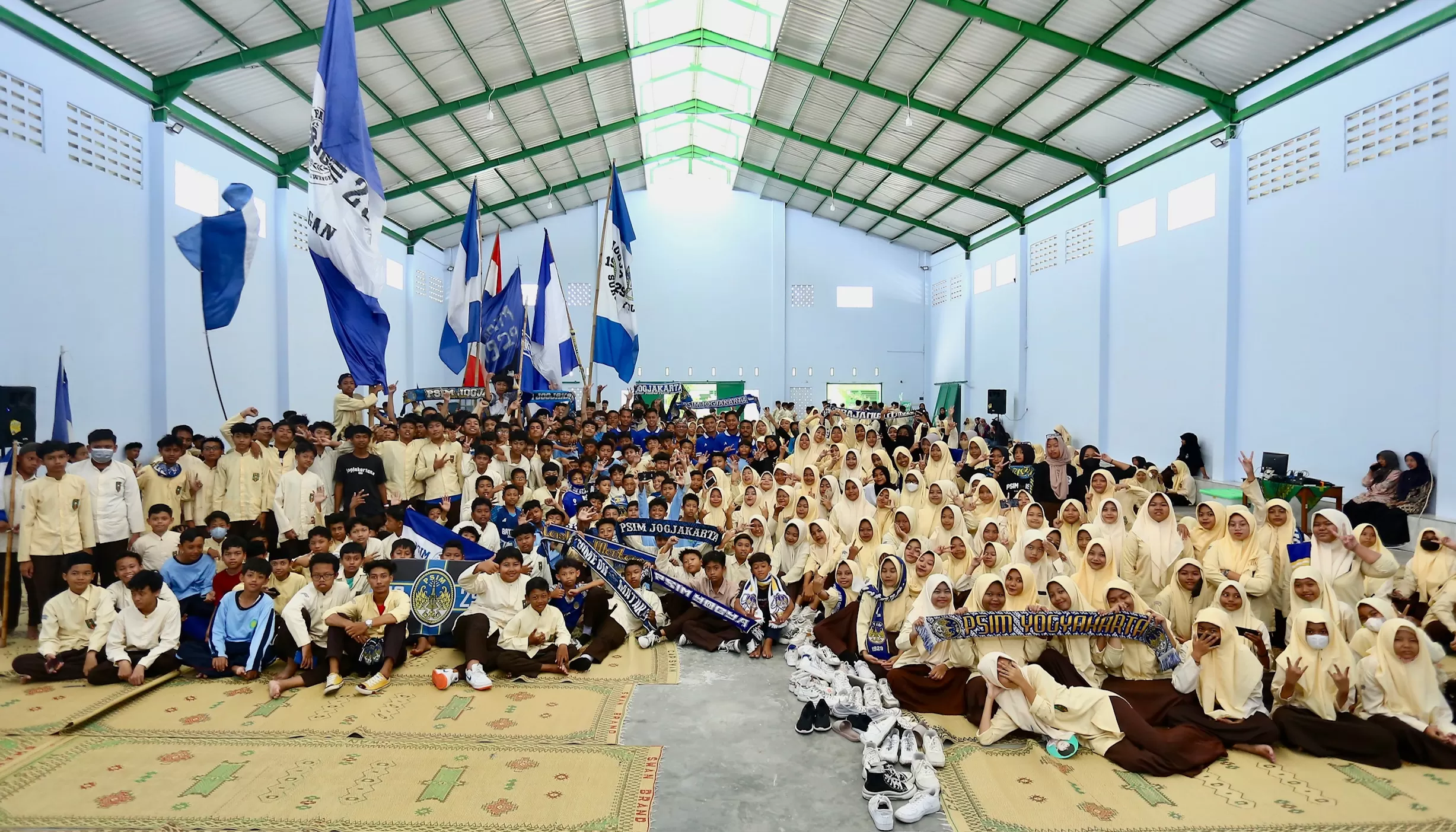 Para pemain PSIM berfoto dengan siswa siswi MTS Muhammadiyah Karangkajen   (Dok. PSIM)