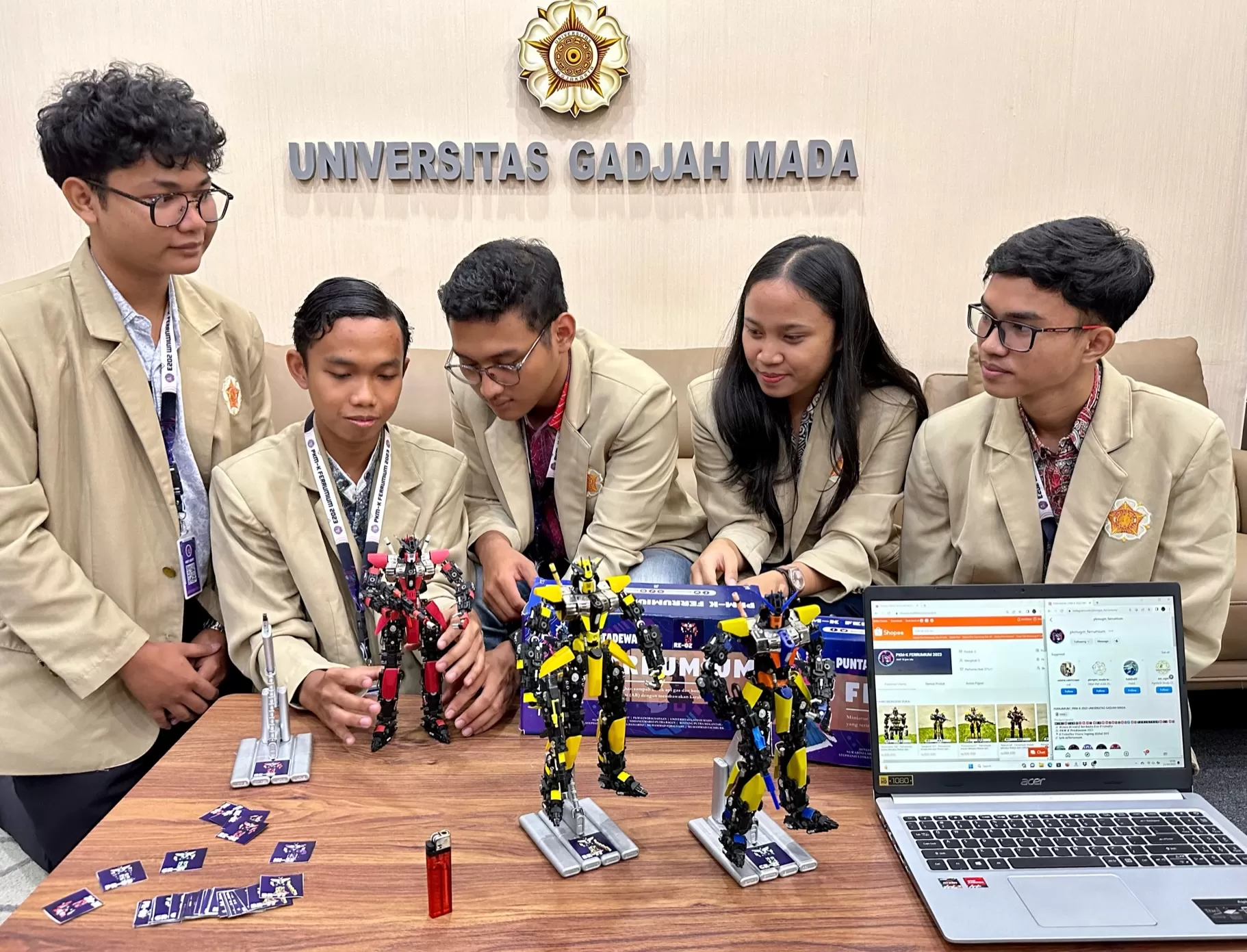 Mahasiswa UGM buat action figur dari korek bekas  ( Foto: Harminanto)