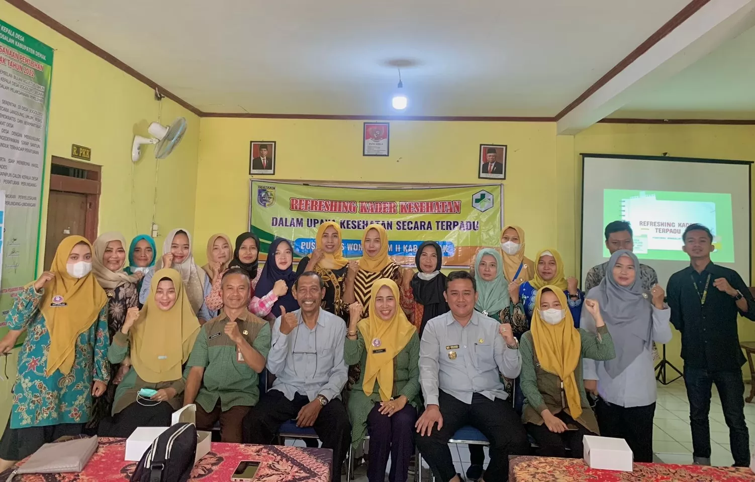  Kader kesehatan binaan Puskesmas Wonosalam ll berfoto bersama setelah mengikuti kegiatan refreshing kader dengan materi Rebranding Posyandu. 