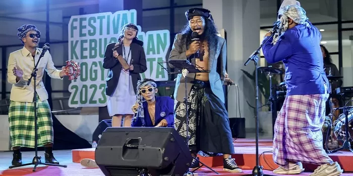 Poem Bengsin saat tampil di FKY 2023.