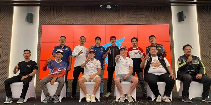 Komunitas sepeda motor Honda Lombok bersama pembalap Repsol Honda yakni Marc Marquez dan Joan Mir serta pembalap binaan Astra Honda Motor.