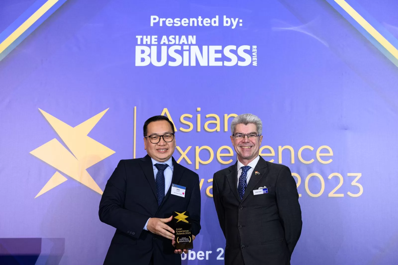 Senior Vice President Digital Strategy and Product PT Bank Syariah Indonesia Tbk Riko Wardana (kiri) menerima penghargaan The Indonesia Customer Experience of The Year - Banking Award  (Istimewa)