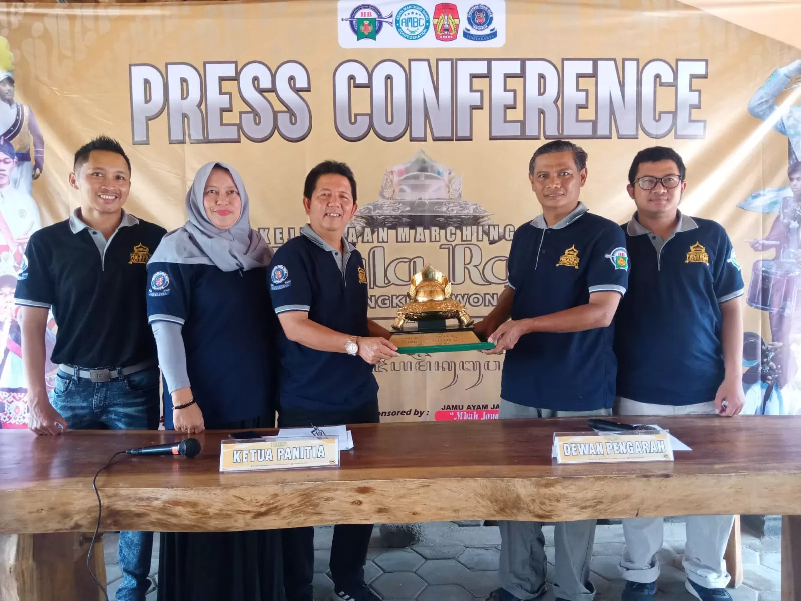 Tim panitia Kejuaraan Marching Band Piala Raja Hamengku Buwono X 2023 berfoto bersama Piala Raja HB X usai memberikan keterangan resmi kepada wartawan. Foto : Adhitya Asros