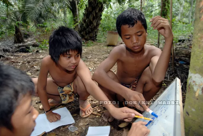 Orang Rimba di tengah belantara Taman Nasional Bukit Duabelas memiliki bahasa sendiri untuk berkomunikasi, yaitu bahasa Orang Rimba (Dok.KKI WARSI)