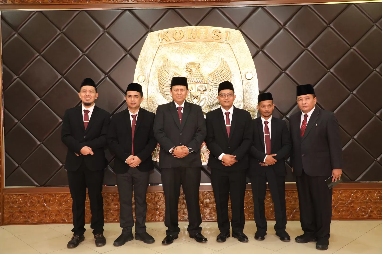 5 Anggota Komisioner KPU Provinsi Jambi foto bersama Sekretaris usai pelantikan di Jakarta, Rabu (23/05). (ist )