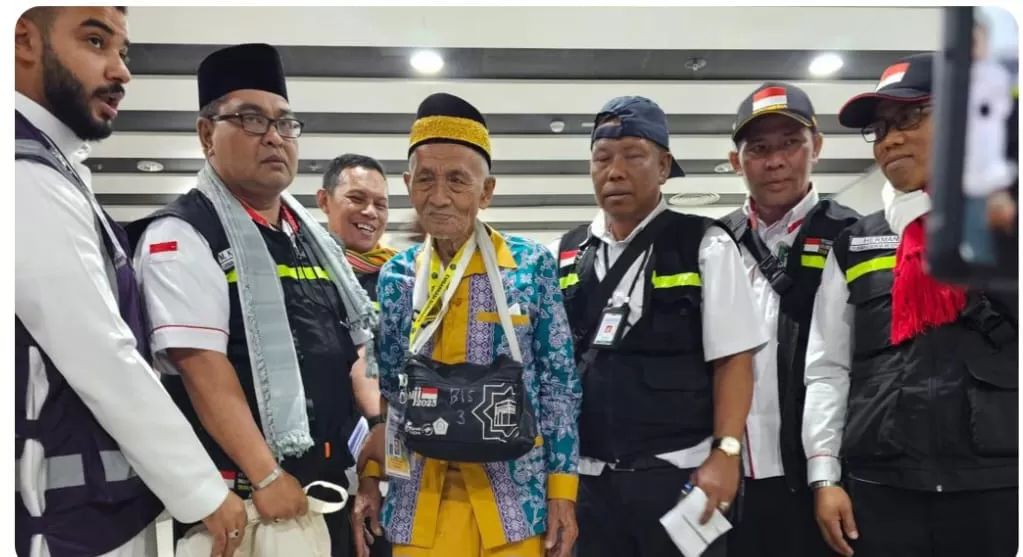 Mbah Harus bersama petugas haji Indonesia (kemenag.go.od)