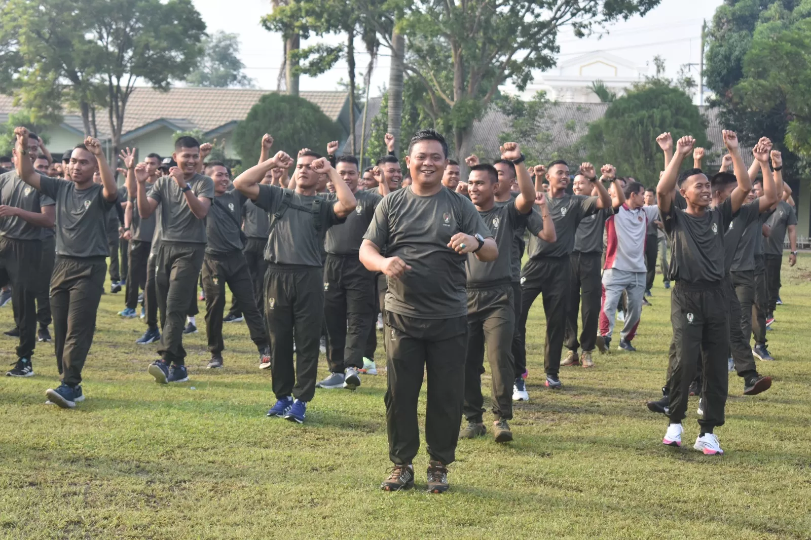 Danrem 042/Gapu Brigjen TNI Supriono memimpin olahraga bersama di Yonif R 142/KJ  (Dok Penrem042gapu)