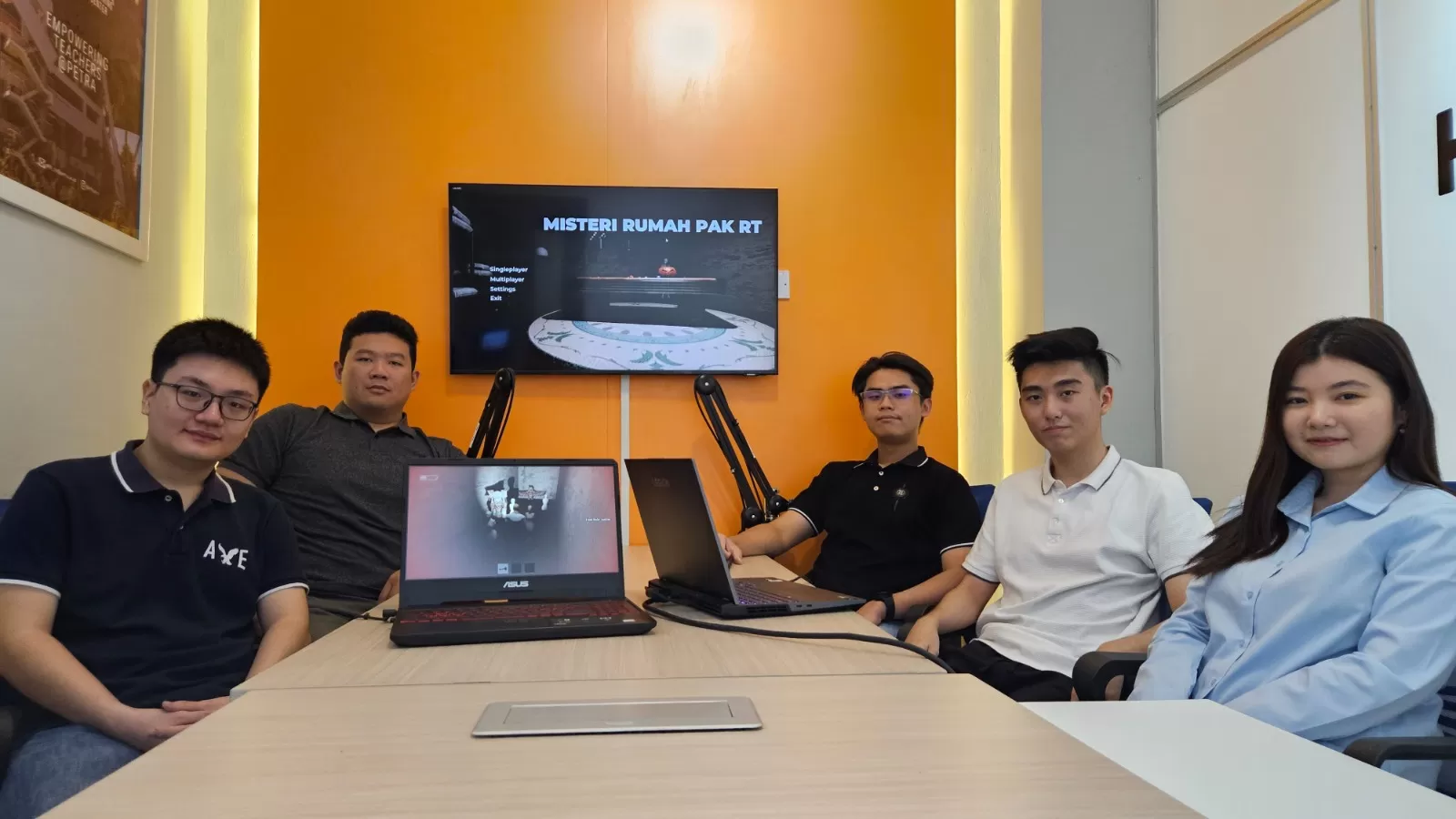 Sosok lima Alumni  Jurusan Informatika Universitas Kristen Petra pembuat game Misteri Rumah Pak RT (Dok. PCU)