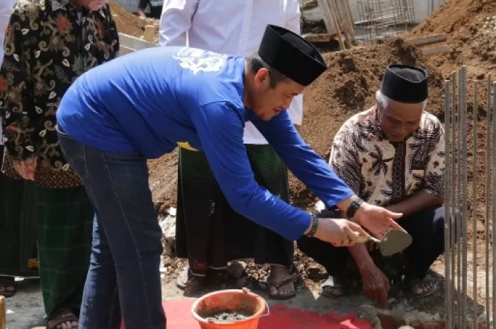 Peletakan batu pertama pembangunan ponpes al mujaddid banjaranyar pemalang oleh plt bupati pemalang