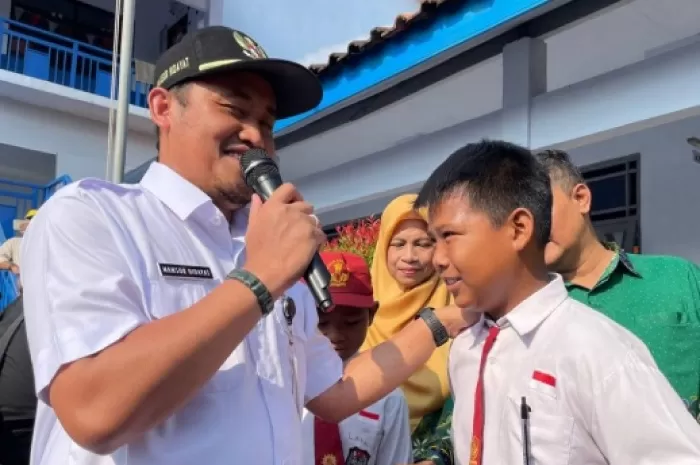 Berikan Bantuan kepada Siswa Kurang Mampu, Plt Bupati Pemalang Kunjungi SD Muhammadiyah Kebondalem