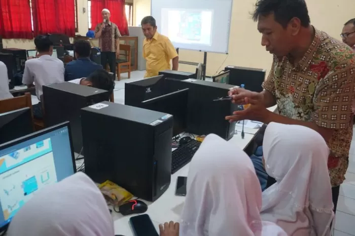 Siapkan SDM Dibidang Teknologi, Guru dan Siswa SMKN 2 Kota Pekalongan Belajar Internet Of Things (IOT)