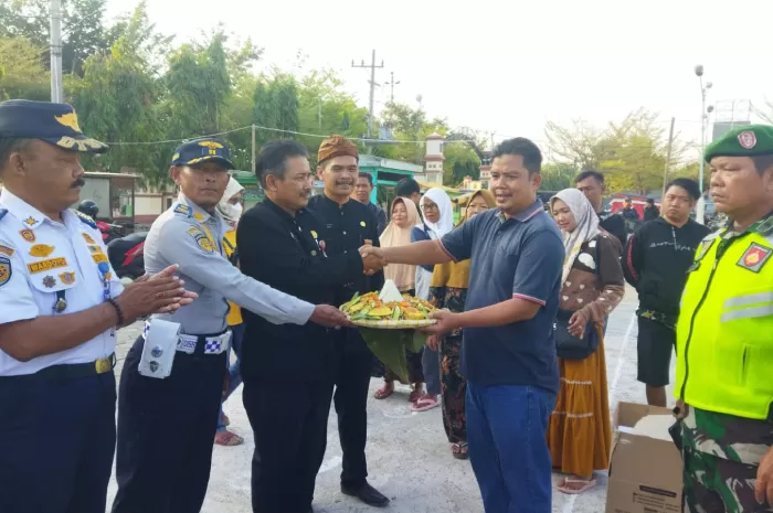 Potong Tumpeng, semua pedagang setuju untuk pindah ke Karangbirahi untuk membantu proses pembangunan