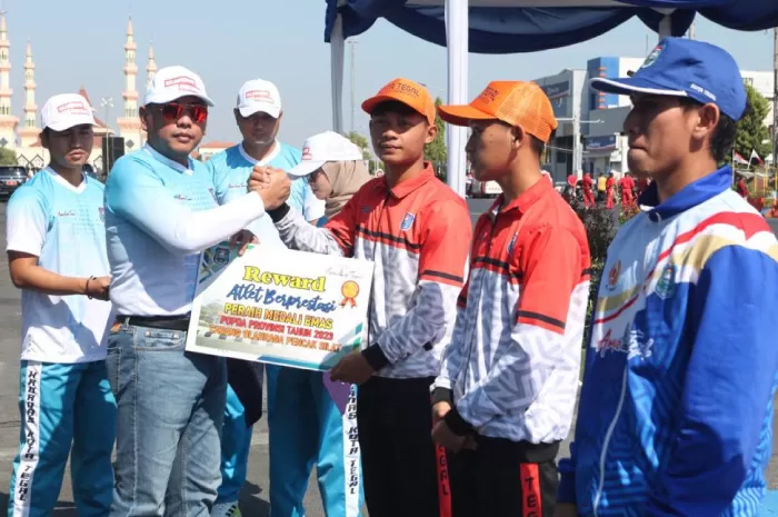Beri reward pada atlet berprestasi spesial HAORNAS ke 40 di Kota Tegal