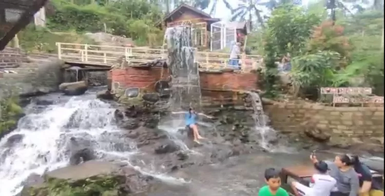 Masyarakat tampak menikmati air  terjun Umbukan Tanaka, Obyek Wisata di Lereng Gunung Kawi Malang, (You Tube @Feri  Power)
