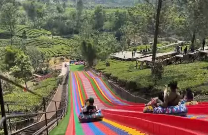 Suasana Rainbow slide prosotan  pelangi raksasa (Tangkap Layar You Tube @Mikhaila Denisa )