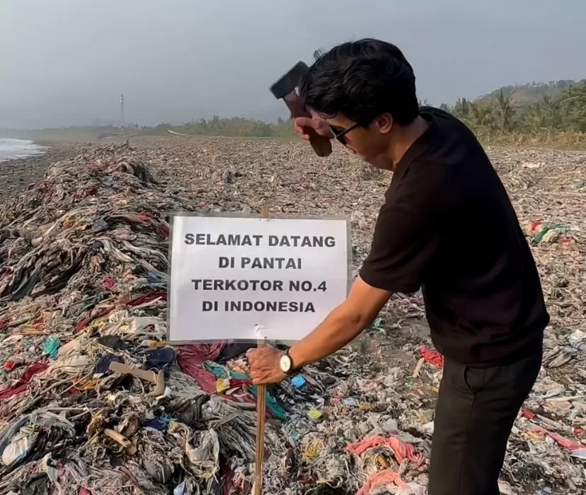 Cuplikan gambar instastory Pandawara Group untuk mengajak masyarakat membersihkan Pantai Loji, Sukabumi. (Instagram / @pandawaragroup)
