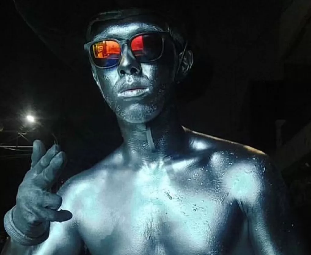 Manusia silver yang biasanya berada di Jakarta, mengecat kulitnya demi kebutuhan ekonomi. (Instagram / @plateabro)