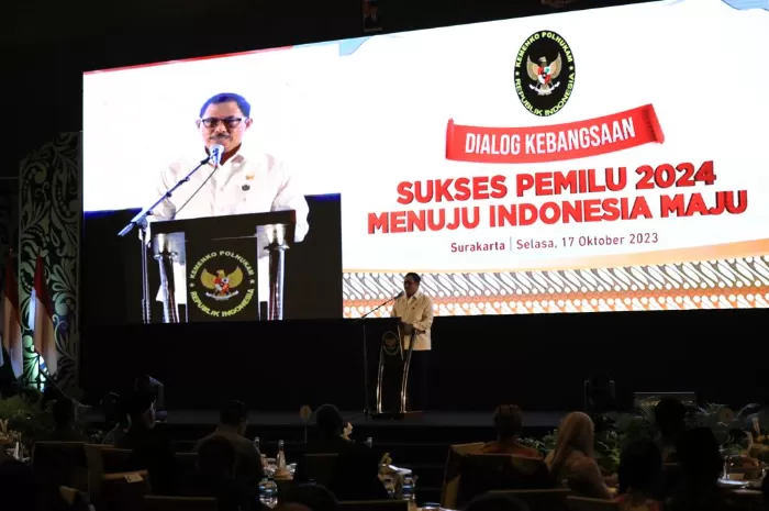 Pj Gubernur Jateng, Nana Sudjana saat menghadiri Dialog Kebangsaan Sukses Pemilu 2024 Menuju Indonesia Maju di Hotel Alila, Kota Surakarta, Selasa, 17 Oktober 2023.   (Humas Pemprov Jateng)