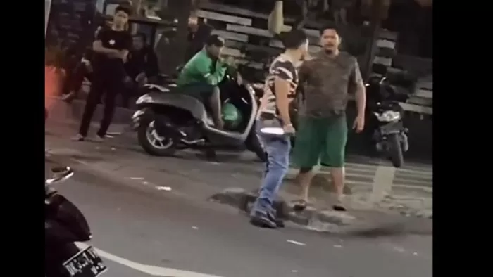 Tangkapan layar WNA membawa pisau di depan orang-orang kawasan Jalan Kayu Aya, Seminyak, Badung, viral di media sosial.    