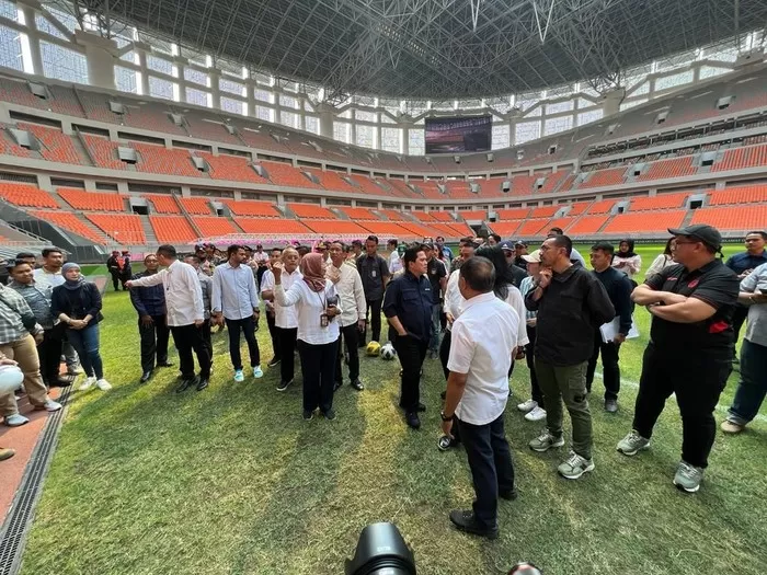 Erick Thohir dan tim mengecek kondisi JIS yang akan segera direnovasi agar bisa dipakai dalam pertandingan Piala Dunia U-17 (Wilfrid)