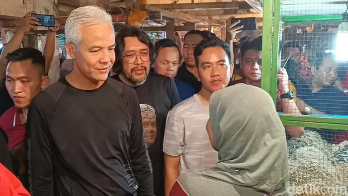 Ganjar Pranowo dan Gibran Rakabuming di Pasar Citeureup, Bogor (Foto: Rizky Adha Mahendra/detikcom)