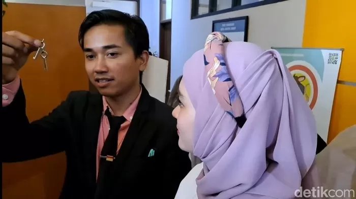 Inara Rusli dan kuasa hukumnya tunjukan kunci yang dijadikan bukti adanya dugaan kekerasan dari Virgoun ke anak. Foto: Ahsan/detikHOT  