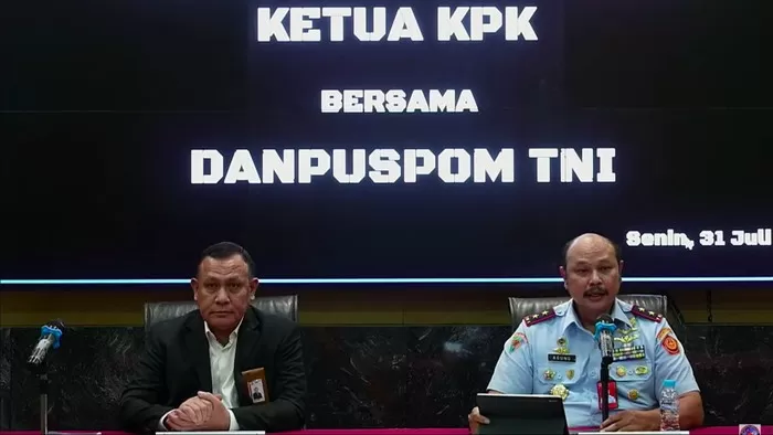 Ketua KPK Firli Bahuri bersama Danpuspom TNI Marsda Agung Handoko konpers terkait OTT Basarnas. (YouTube Puspen TNI)  