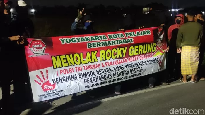 Massa menolak kedatangan Rocky Gerung di Bento Kopi, Sleman, Rabu (2/8/2023). Foto: Jauh Hari Wawan S/detikJogja