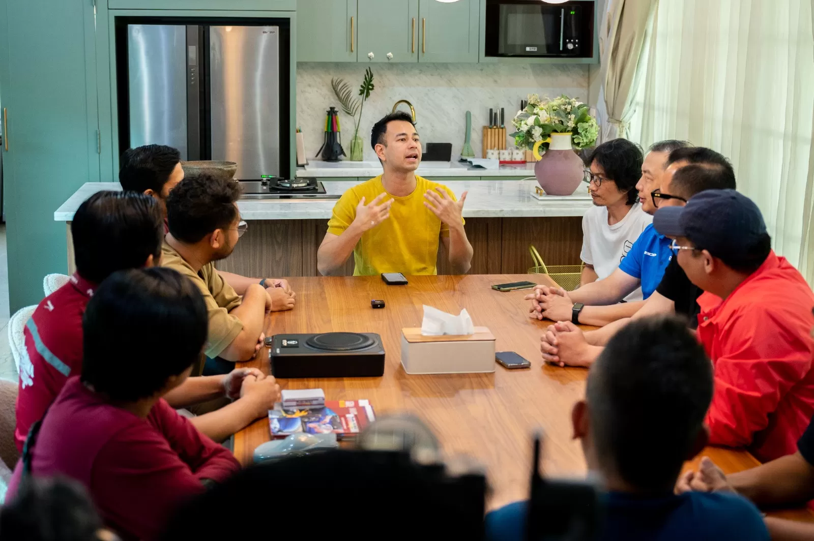 Raffi Ahmad saat memberikan keterangan terkait Supergiveaway satu unit mobil listrik pada OLX Autos IMX 2023