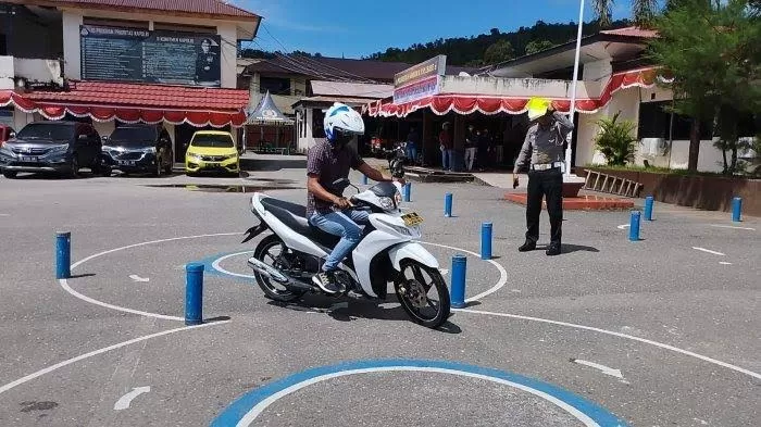 Praktik uji SIM untuk pengendara motor (Wilfrid)