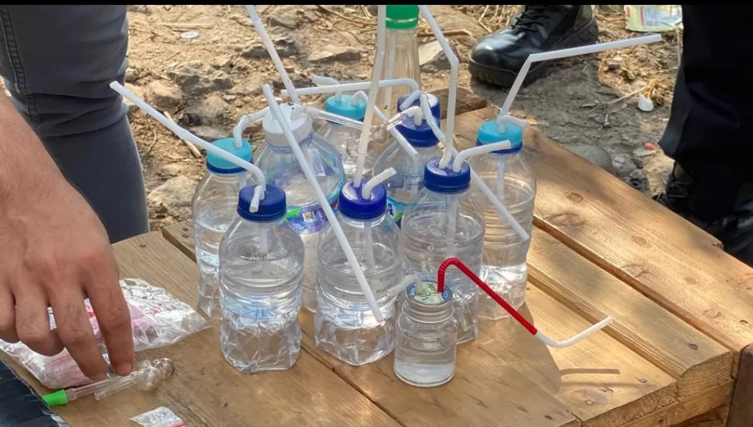 Polisi menyita alat hisap sabu dan barang bukti narkotika hingga senpi di lokasi penangkapan (Wilfrid)