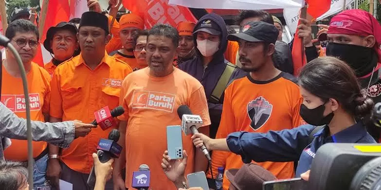 Ketua Umum Partai Buruh saat memberikan keterangan resmi kepada wartawan (Wilfrid)