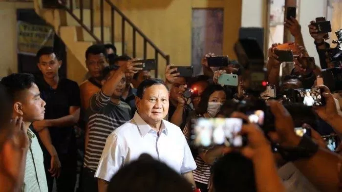 Prabowo bersenang-senang dengan para relawan Jokowi dan Gibran di Solo (Wilfrid)