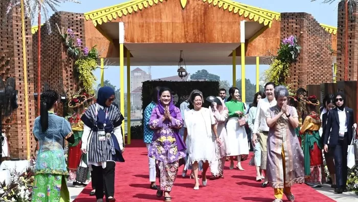 Iriana Joko Widodo bersama istri pemimpin ASEAN. Foto: Detik.com