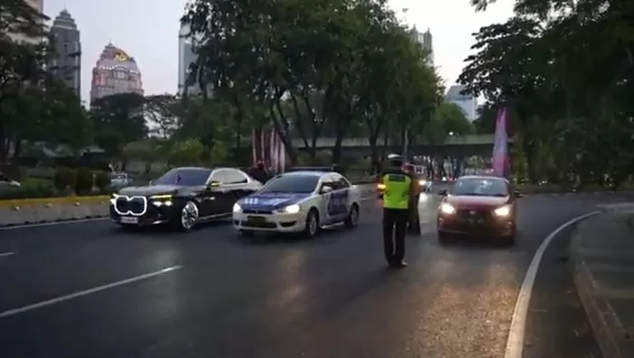Kejadian saat mobil patroli polisi hampir menyerempet mobil delegasi PM Laos. Foto: Detik.com