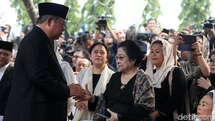 Susilo Bambang Yudhoyono (SBY) bersama Megawati Soekarnoputri. Foto: Detik.com