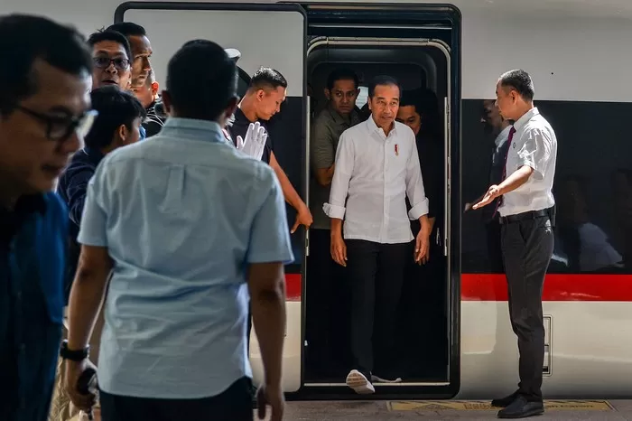 Presiden Joko Widodo (Jokowi) saat uji coba kereta cepat Jakarta - Bandung. Foto: Detik.com