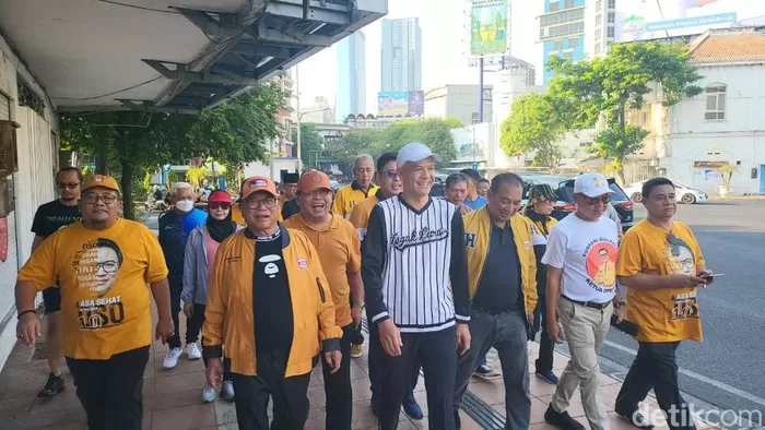 Ganjar Pranowo jalan sehat dengan Partai Hanura. Foto: Detik.com
