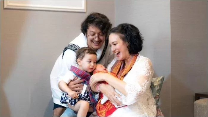 Potret keluarga kecil Dimas Anggara dan Nadine Chandrawinata pasca Nadine melahirkan anak kedua. Foto: Tribunnews.com